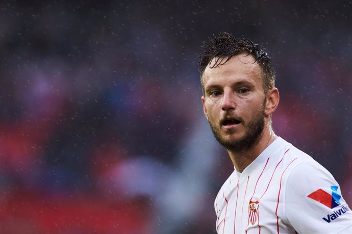 Archivo - Ivan Rakitic lamenta la ocasión perdida en Pamplona