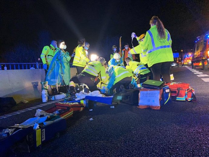 Equipos del Samur Protección Civil atienden al motorista de 26 años.