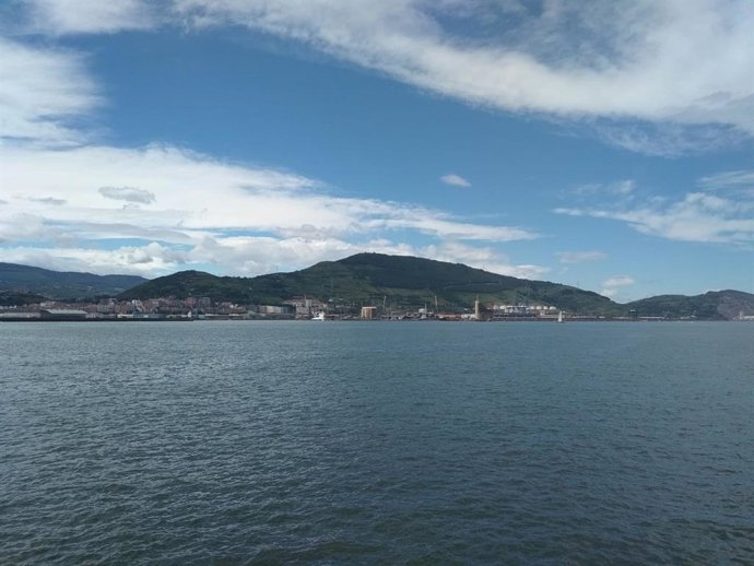 Archivo - Cielos con algunas nubes en la costa vasca (archivo)
