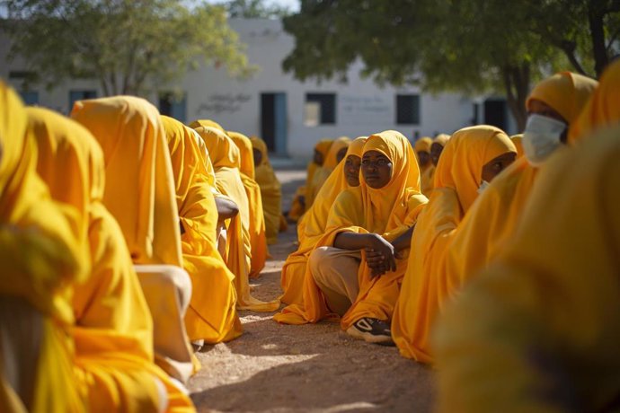 Archivo - Estudiantes asisten a una charla sobre mutilación genital en una escuela Garowe, Puntlandia