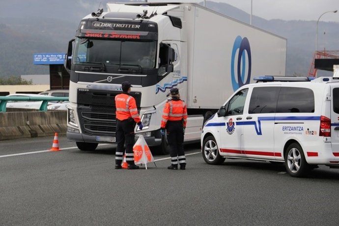 Archivo - Control de tráfico de la Ertzaintza