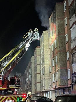 Actuación de los bomberos en el incendio de la calle Linares.