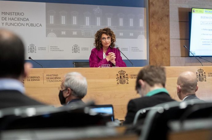 La ministra de Hacienda y Función Pública, María Jesús Montero, comparece ante los medios para presentar un avance de los datos de cierre de recaudación tributaria correspondientes a 2021, en la Sede del Ministerio, a 27 de enero de 2022, en Madrid (Esp