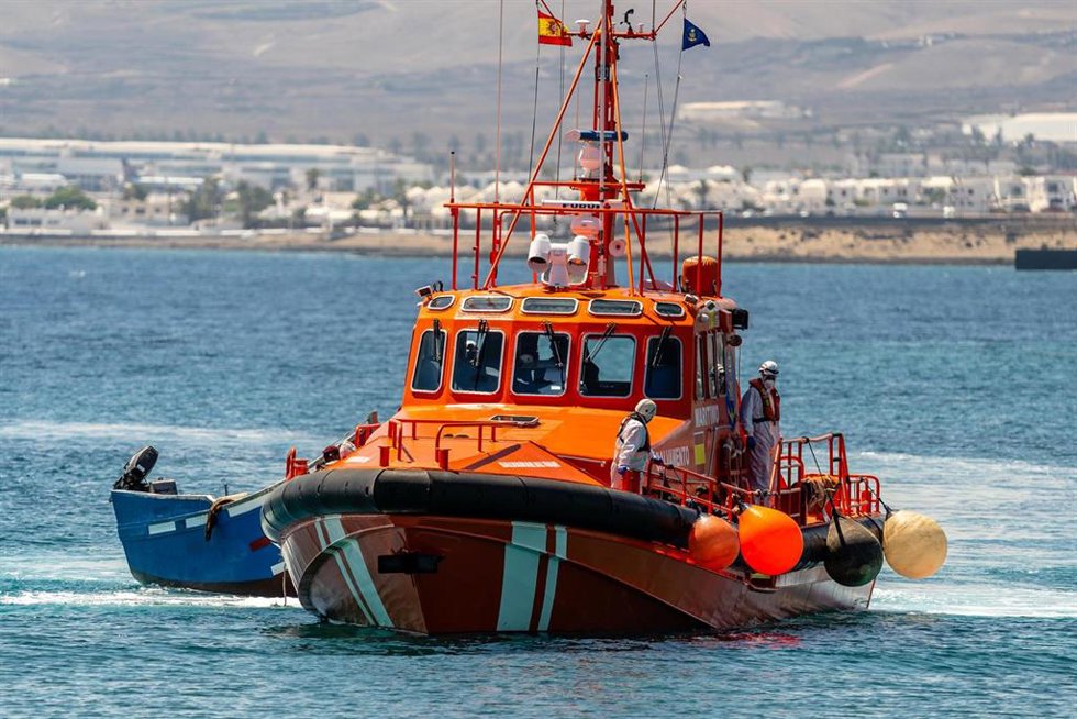 Archivo - Un barco de Salvamento Marítimo, a su llegada al Muelle de La Cebolla con la patera de 34 migrantes, a 1 de septiembre de 2021, en Lanzarote, Islas Canarias (España). La patera con los migrantes fue avistada al norte de Arrecife y una embarcac