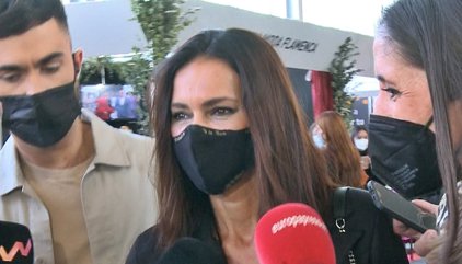 Olga Moreno se quita la mascarilla para que veamos su sonrisa, pero no desvela cuál es su relación con Antonio David