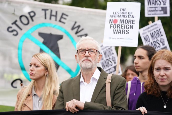 Archivo - 18 August 2021, United Kingdom, London: Former UK Labour leader Jeremy Corbyn (C) takes part in a demonstration in Parliament Square, organized by the "Stop the War" campaign group to demand that politicians recognise that the war in Afghanist