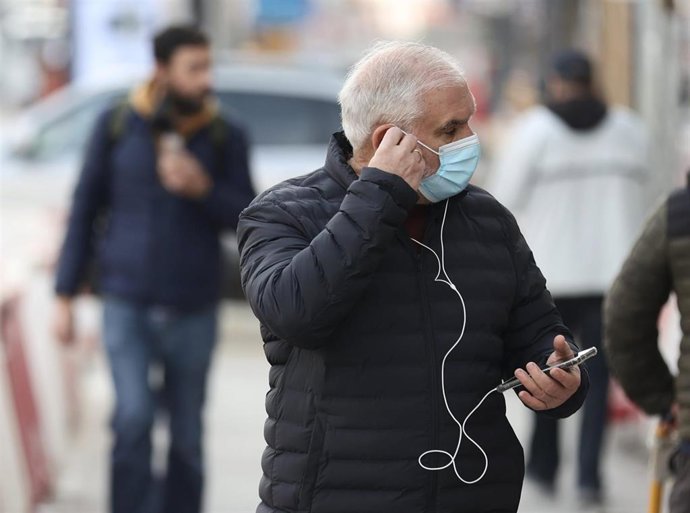 Un hombre camina con mascarilla, a 4 de febrero de 2022, en Madrid (España). 