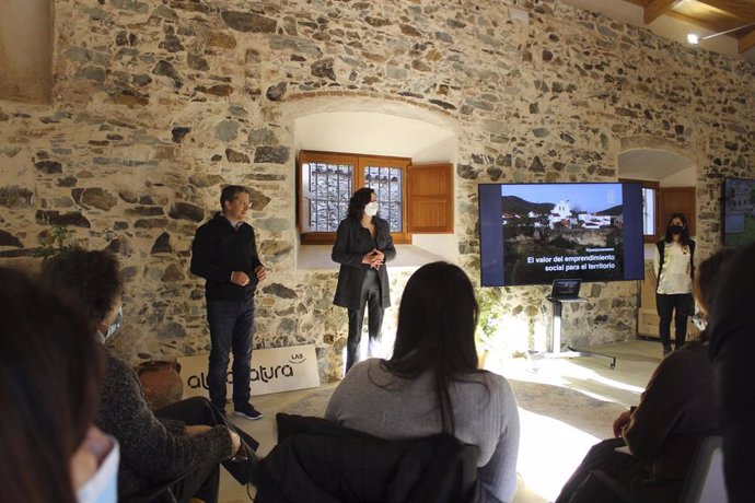 La presidenta de la Diputación de Huelva, María Eugenia Limón, ha inaugurado en Arroyomolinos de León el programa ReneraRURAL