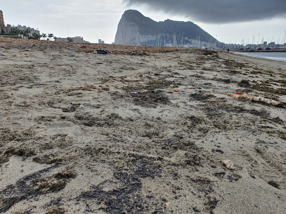 Verdemar Ecologistas en Acción pide "mano dura" contra los buques causantes de un vertido en Algeciras (Cádiz)