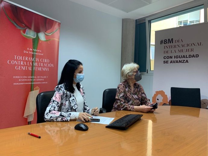 La directora general de Mujer y Diversidad de Género, María José García (1i), junto a Marina García, técnico del área de Violencia de Género de la Dirección General