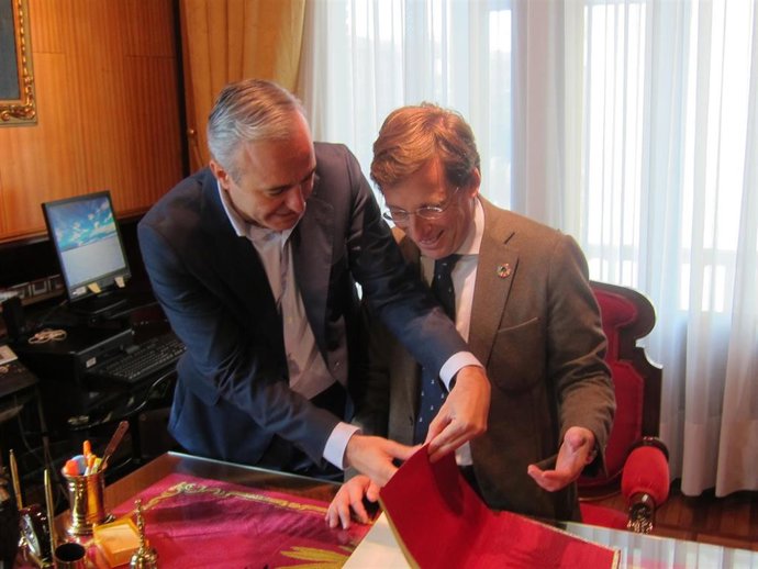 Archivo - Los alcaldes de Zaragoza y Madrid, Jorge Azcón y José Luis Martínez-Almeida