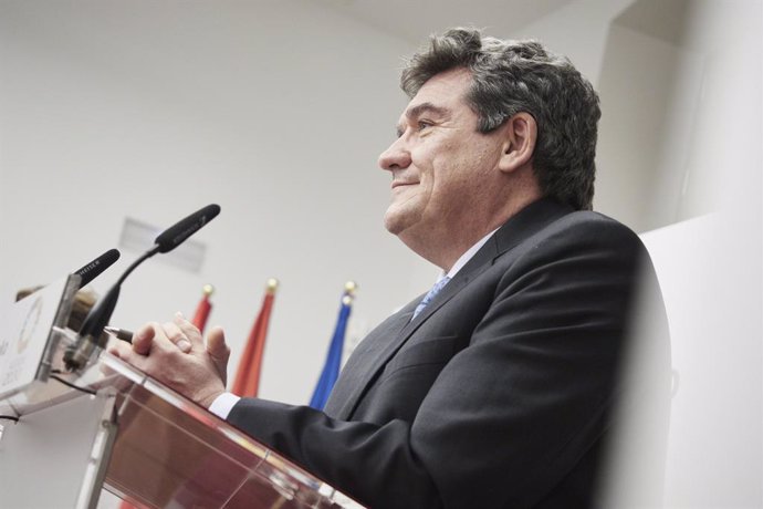 El ministro de Inclusión, Seguridad Social y Migraciones, José Luis Escrivá, en una rueda de prensa después de su reunión con la presidenta de Navarra, en el Palacio de Navarra, a 4 de febrero de 2022, en Pamplona, Navarra (España). El encuentro, donde 