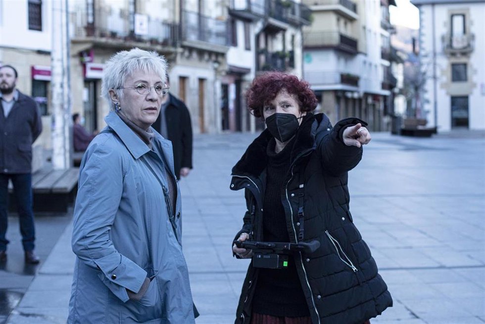 Archivo - Blanca Portillo e Icíar Bollaín en el rodaje en Euskadi de la película 'Maixabel'