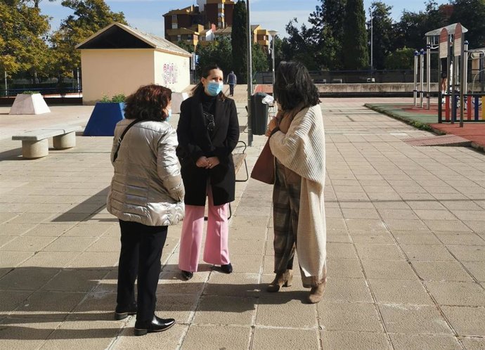 La concejal del grupo municipal de Ciudadanos (Cs) en el Ayuntamiento de Sevilla, Amelia Velázquez, denuncia los incumplimientos reiterados del equipo de gobierno del PSOE con los vecinos de Bami y reclama mejoras