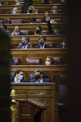 Archivo - (Fila abajo) El ministro de Consumo, Alberto Garzón (i), y el ministro de Inclusión, Seguridad Social y Migraciones, José Luis Escrivá (d), en una sesión plenaria, en el Congreso, y detrás la bancada del PP