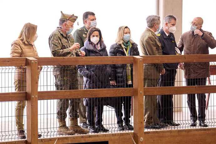 La ministra de Defensa, Margarita Robles, durante  visita al Centro Militar de Cría Caballar, en Mazcuerras, Cantabria (España)