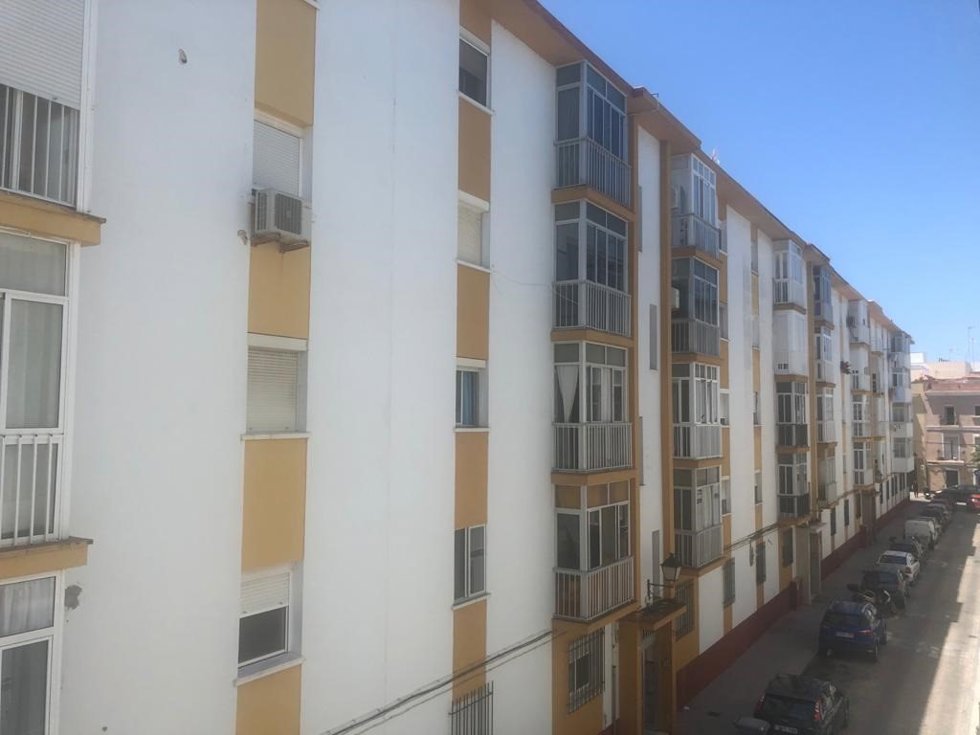 Archivo - Bloque de viviendas en Cádiz capital