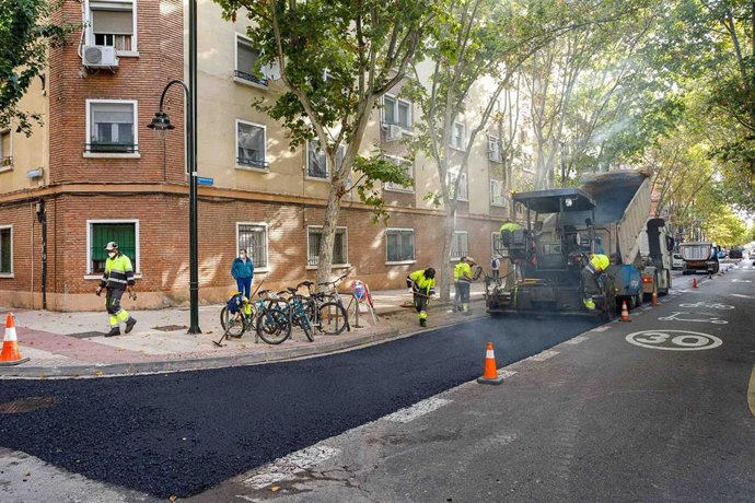 Archivo - Zaragoza inicia el asfaltado de una decena de calles en el Arrabal, Delicias, Centro y Universidad