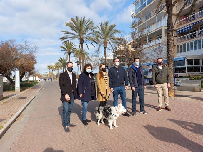 El alcalde de Palma, José Hila, visita Playa de Palma, acompañado de varios regidores. También acude la presidenta de la Asociación de Hoteleros de Playa de Palma (AHPP), Isabel Vidal.