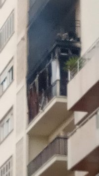 Combaten un incendio declarado en una vivienda de un céntrico edificio de Ibiza
