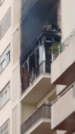 Imagen de la vivienda afectada por el incendio declarado este domingo en un céntrico edificio de Ibiza.