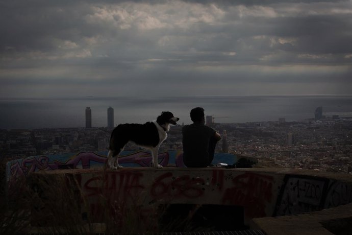 Archivo - Arxivo - Un jove mira el paisatge en el mirador Turó de la Rovira, a Barcelona, Catalunya 