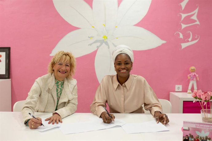 Ángela Claverol, presidenta de AMAMA Sevilla, y Katia Simone, CEO de AOKlabs