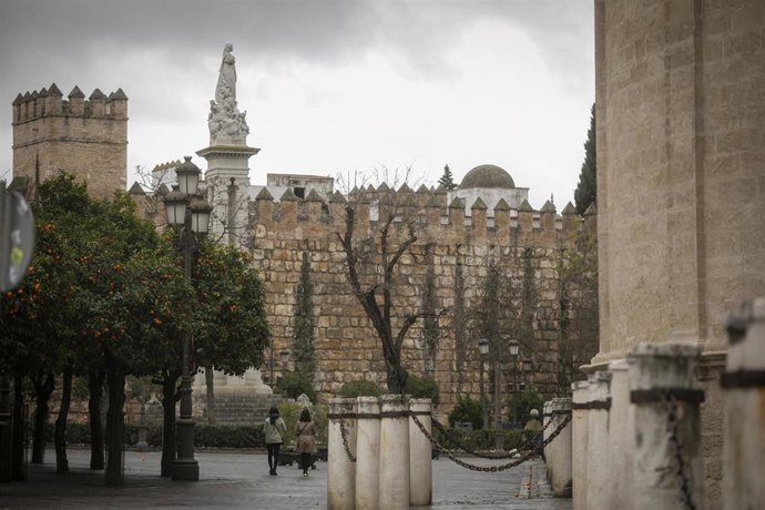 Archivo - La plaza del Triunfo durante un día lluvioso