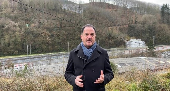 El presidente del PP vasco, Carlos Iturgaiz, en el vertedero de Zaldibar.