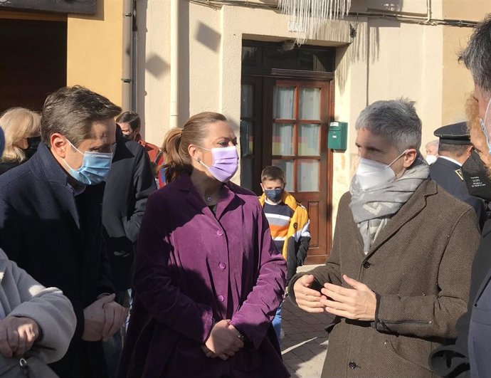 La delegada del Gobierno, Virginia Barcones (c), junto con el ministro del Interior, Fernando Grande-Marlaska (d).