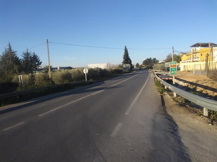 La Junta lleva a cabo obras para adecuar la rasante en la carretera A-318 en Lucena