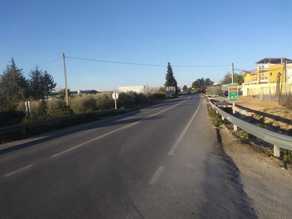 La Junta lleva a cabo obras para adecuar la rasante en la carretera A-318 en Lucena