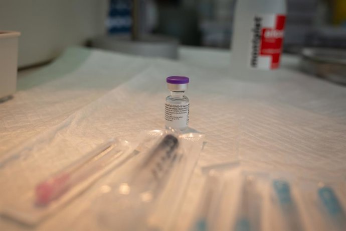 Archivo - Arxivo - Una dosi de la vacuna de Pfizer-BioNtech contra el Covid-19, a l'Hospital de la Santa Creu i Sant Pau de Barcelona