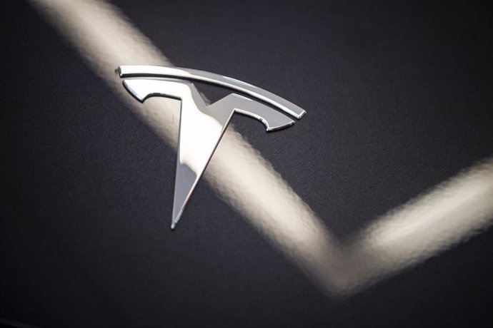 Archivo - FILED - 14 November 2018, North Rhine-Westphalia, uesseldorf: The Tesla logo is seen on the hood of a Tesla car at a showroom. Tesla clinched more than 10 billion yuan ($1.4 billion) in financing from local banks for its Shanghai factory as it
