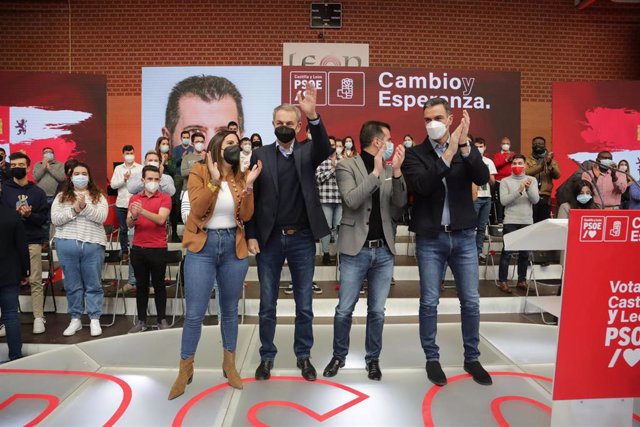 El presidente del Gobierno, Pedro Sánchez (1d), el expresidente del Gobierno, José Luis Rodríguez (2i) y el candidato del PSOE a la presidencia de Castilla y León, Luis Tudanca (2d), a 6 de febrero de 2022, en León, Castilla y León (España). 