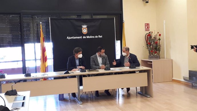El president de l'Associació Catalana de Municipis (ACM), Lluís Soler, al costat de l'alcalde de Molins de Rei (Barcelona), Xavi Paz