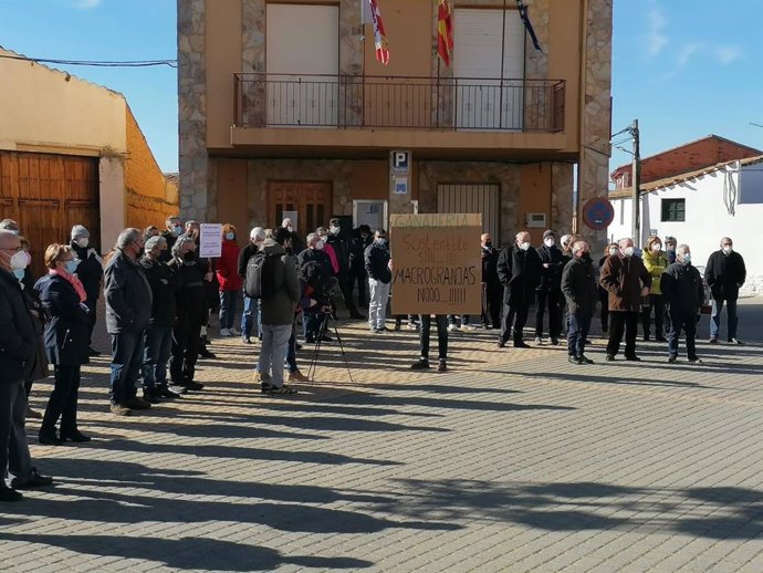 Los asistentes a la manifestación de Faramontanos, la Asociación Pueblos Unidos de la comarca de Tábara se concentra para exigir que la Junta frene el desarrollo de las macrogranjas