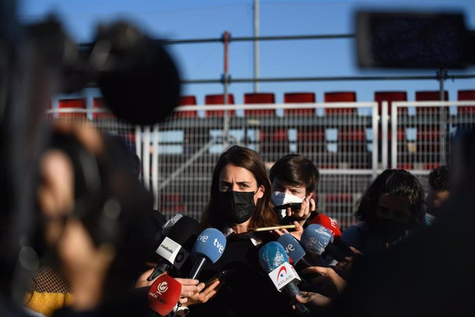 La portavoz de Más Madrid en el Ayuntamiento, Rita Maestre, ofrece declaraciones a los medios, durante un partido del Rayo Vallecano Femenino, a 2 de febrero de 2022, en Madrid (España). 