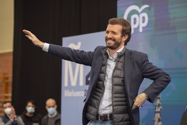El líder del PP, Pablo Casado, saludando a los asistentes en un acto de campaña electoral este domingo, 6 de febrero de 2022, en Palencia