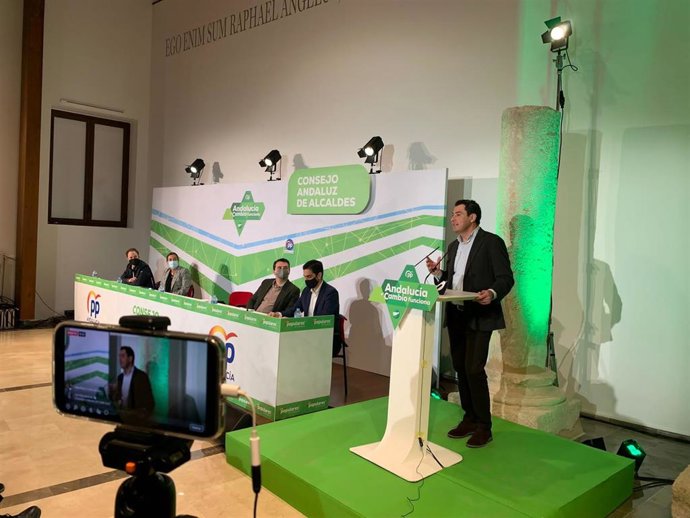 Moreno interviene en el Consejo de Alcaldes del PP-A.