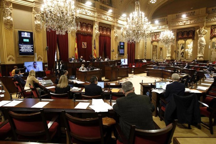 Archivo - Vista del interior del Parlament balear en una sesión plenaria. Archivo.