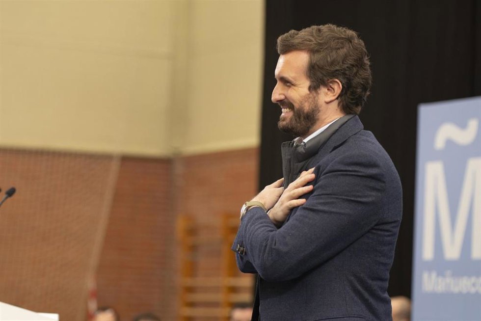 El líder del PP, Pablo Casado, saluda a los asistentes, en un acto de campaña electoral,  a 6 de febrero de 2022, en Palencia, Castilla y León (España).
