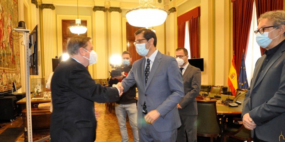 El ministro de Agricultura, Pesca y Alimentación, Luis Planas, y el presidente de la Diputación de Ciudad Real, José Manuel Caballero