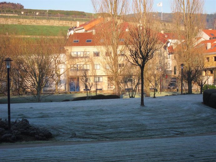 Archivo - El parque de Galeras, en Santiago de Compostela, amanece helado por las bajas temperaturas