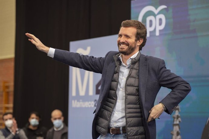 El líder del PP, Pablo Casado, saludando a los asistentes en un acto de campaña electoral este domingo en Palencia
