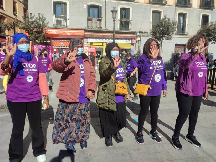 Concentración contra la mutilación genital femenina convocada en Madrid por Médicos del Mundo