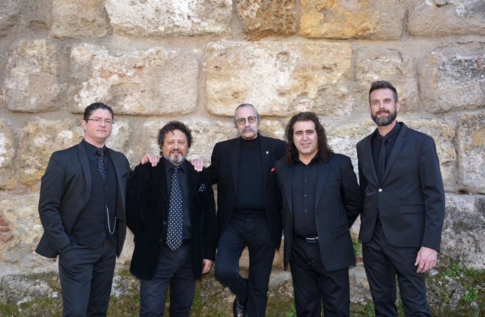 Archivo - Pascual González y los componentes del grupo Cantores de Híspalis.