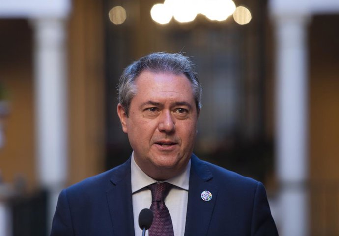 Archivo - El alcalde de Sevilla, y secretario general del PSOE-A, Juan Espadas, atiende a los medios de comunicación, momentos antes de la celebración del 90 aniversario de la cesión del Real Alcázar a la ciudad de Sevilla. A 01 de diciembre de 202, en