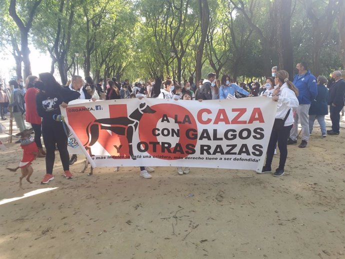 Imágenes de la protesta en Sevilla para decir "no a la caza"