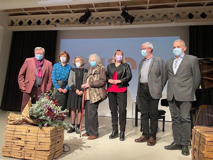 La consellera de Cultura de la Generalitat, Natlia Garriga, en la clausura de l'Any Teresa Juvé, al costat de la pedagoga i escriptora catalana